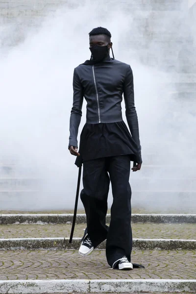 Look 16